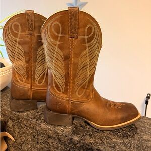 Ariat Round Up Wide Square Toe Western Boot
